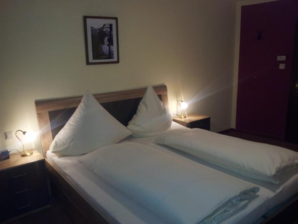 Hotel Zur Winzergenossenschaft Ернст Екстериор снимка