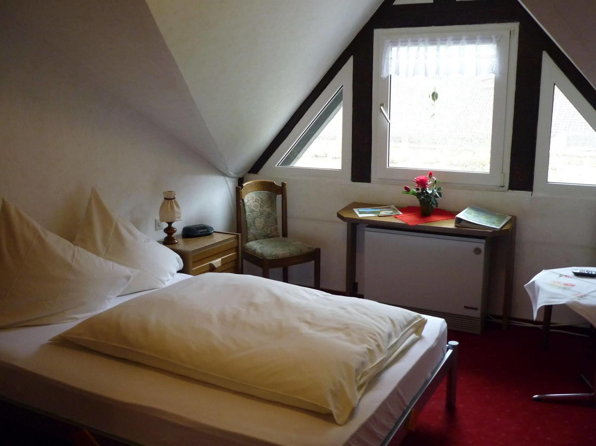 Hotel Zur Winzergenossenschaft Ернст Екстериор снимка