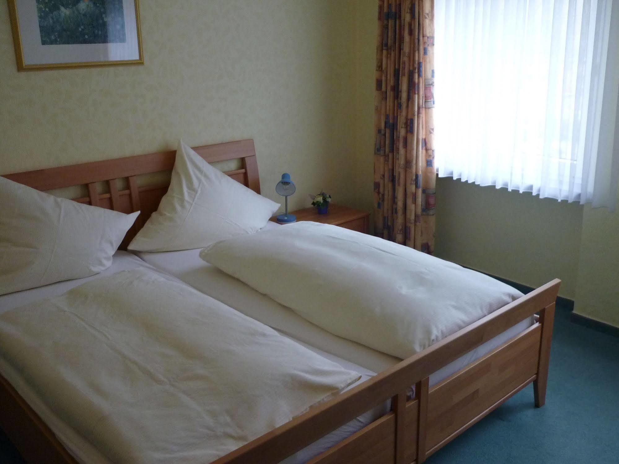 Hotel Zur Winzergenossenschaft Ернст Екстериор снимка