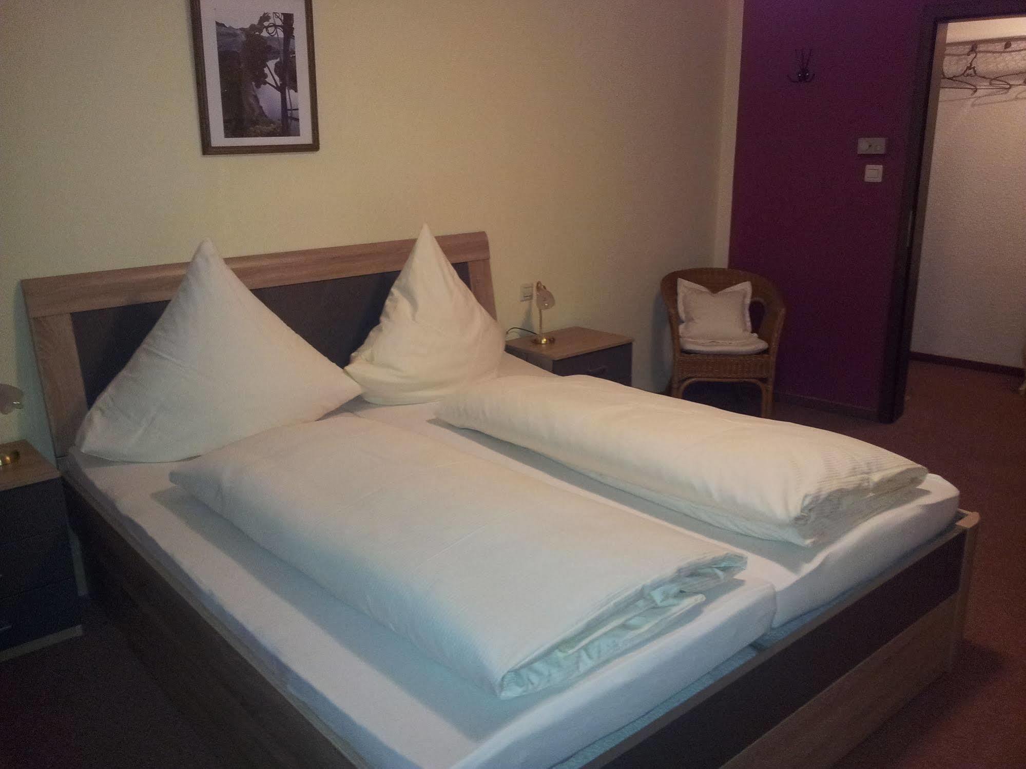 Hotel Zur Winzergenossenschaft Ернст Екстериор снимка