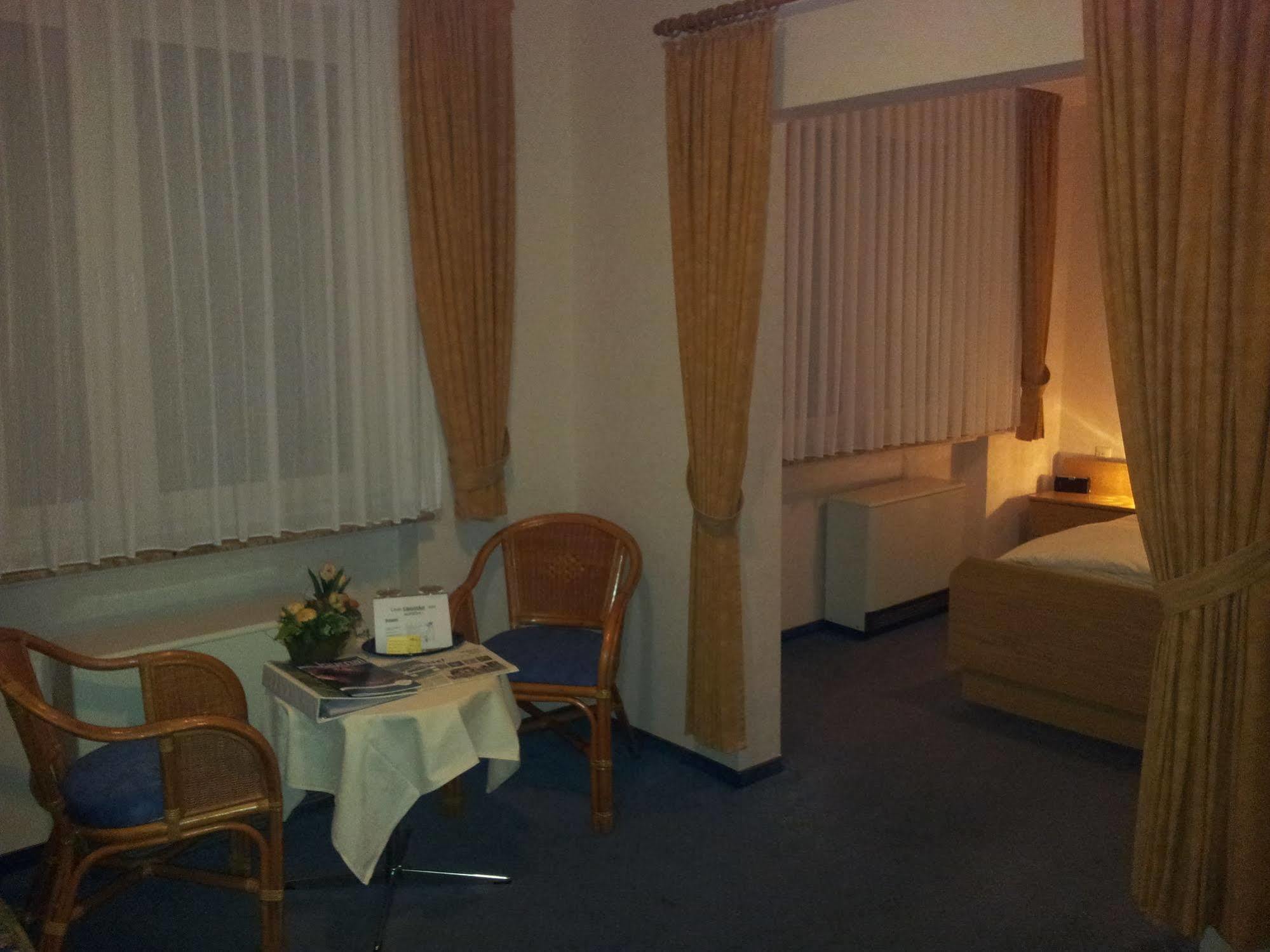 Hotel Zur Winzergenossenschaft Ернст Екстериор снимка