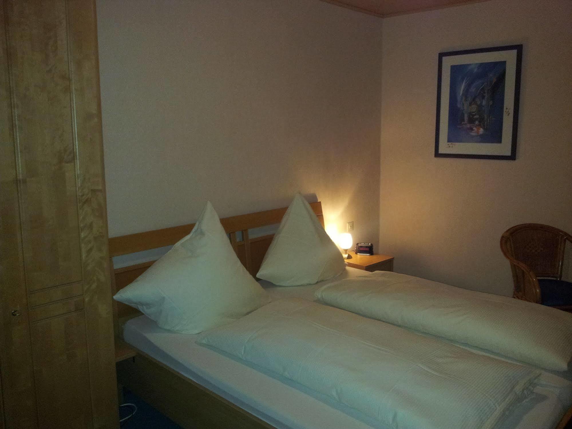Hotel Zur Winzergenossenschaft Ернст Екстериор снимка